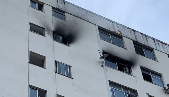 Incêndio atinge apartamento no oitavo andar em prédio no bairro da Barra, em Salvador