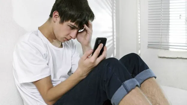 FORA DA CURVA: Blog discute “efeitos fantasmas” para jovens vidrados em Rede Social