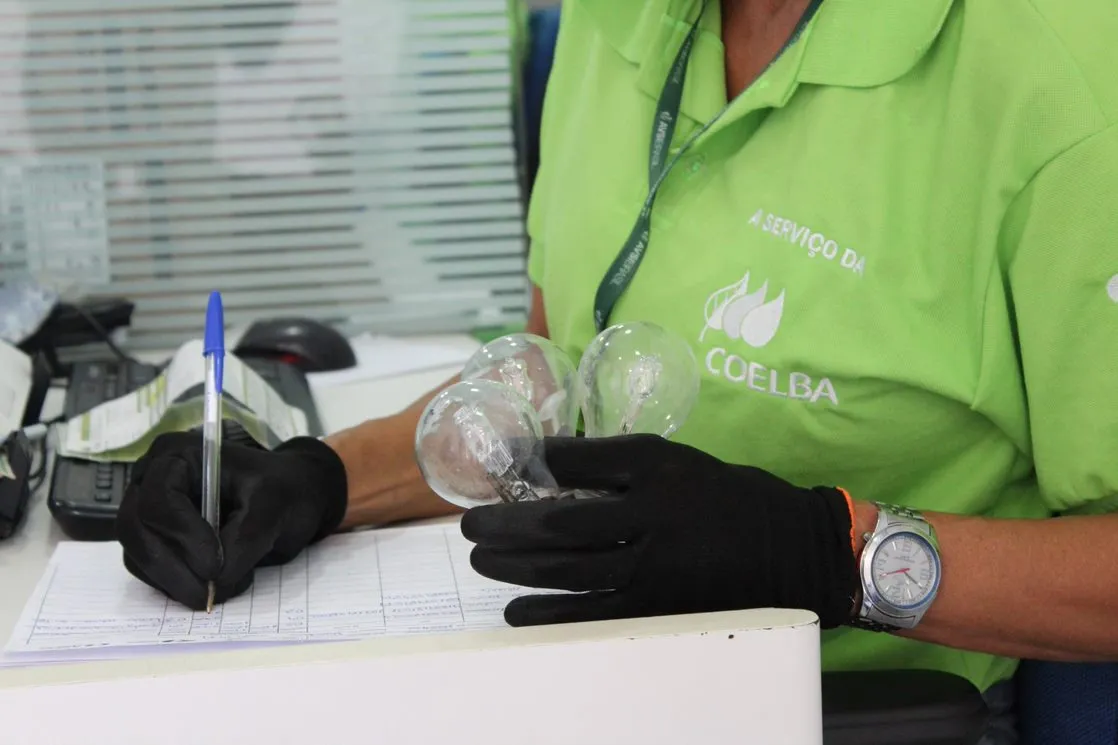 Precisando economizar? É possível trocar lâmpadas usadas por novas na Coelba