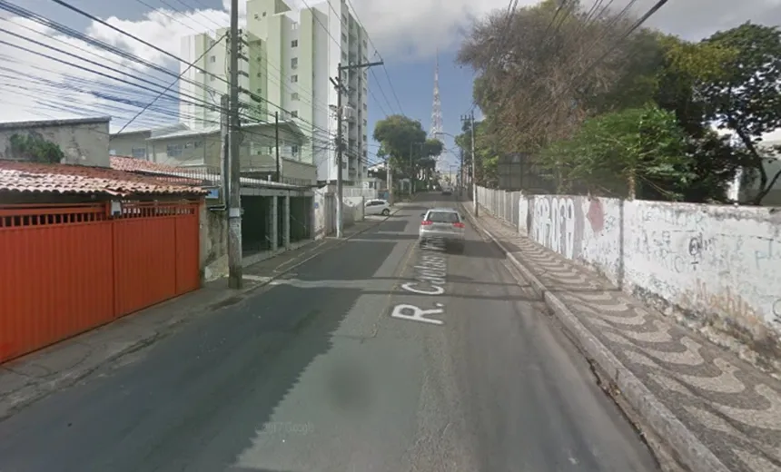Acidentes: carro capota na Av. Bonocô e motociclista fica ferido na Federação; veja balanço