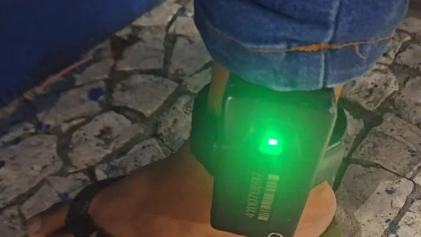 Pessoas com tornozeleira eletr&ocirc;nica no Carnaval. Foto: Ilustrativa | SSP