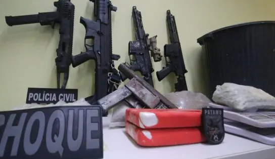 PM dá prejuízo de meio milhão de reais com apreensões de fuzis, metralhadoras e drogas em Salvador