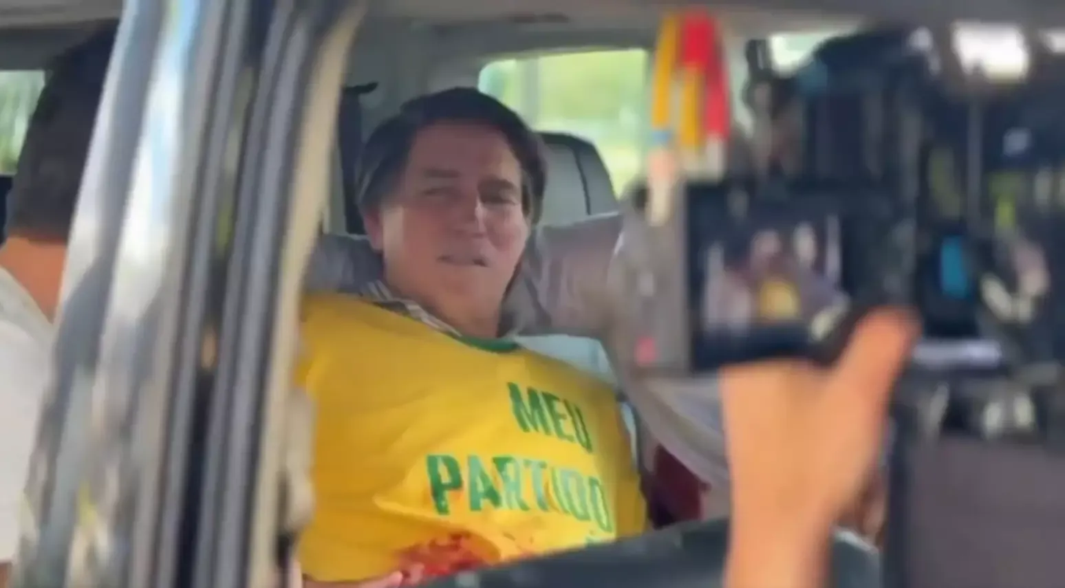 Confira bastidores do filme de Bolsonaro; cena da facada é recriada