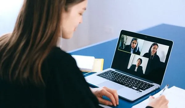 "Fadiga do Zoom": excesso de videoconferências afeta a saúde mental, dizem psiquiatras