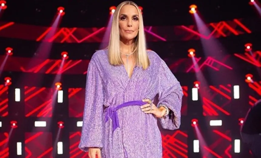 Ivete Sangalo surge loiríssima e faz homenagem: "Hebe, te dedico"