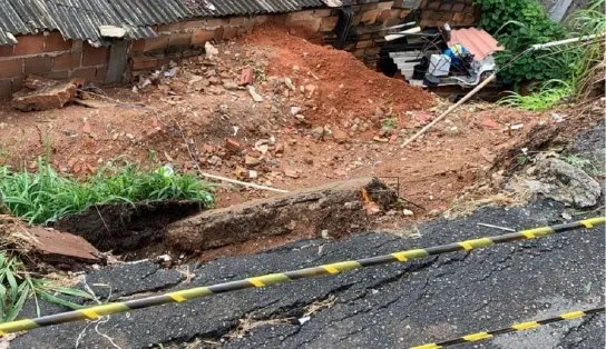 Deslizamento de terra atinge duas casas no Matatu de Brotas; pista cedeu e barranco ameaça moradores 