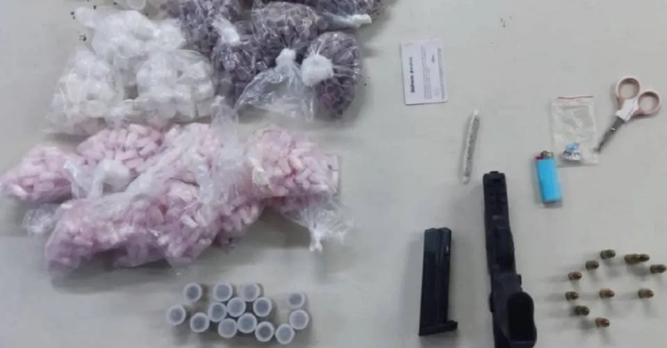Suspeito morre após trocar tiros com PMs no Arenoso; drogas e arma são apreendidas