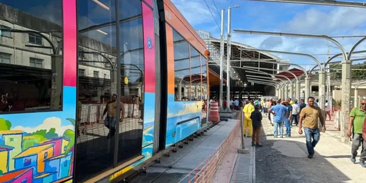 Passageiros embarcam durante opera&ccedil;&atilde;o assistida do VLT de Salvador, que ter&aacute; viagens gratuitas de segunda a s&aacute;bado 