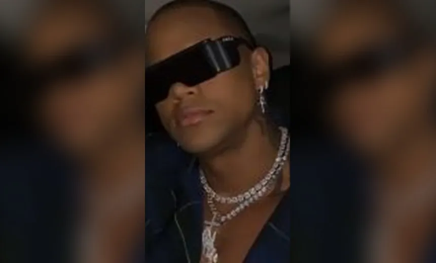 Léo Santana usa joio de ouro branco e diamante avaliada em R$ 500 mil em premiação do  Multishow