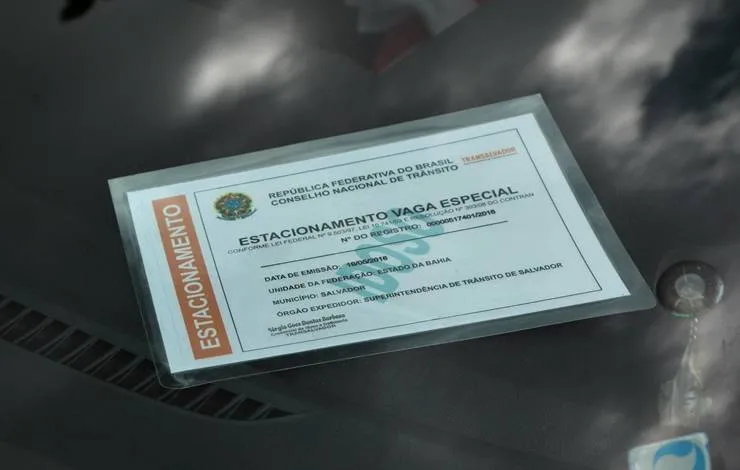 Idosos podem imprimir credencial para estacionamento em vagas especiais em casa