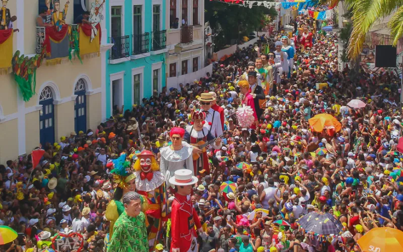 Os primeiros lotes de abad&aacute;s costumam esgotar rapidamente, principalmente para blocos tradicionais do Circuito Barra-Ondina. A expectativa &eacute; de aumento progressivo nos valores conforme a virada de lote se aproxima/Foto: Reprodu&ccedil;&atilde;o&nbsp;