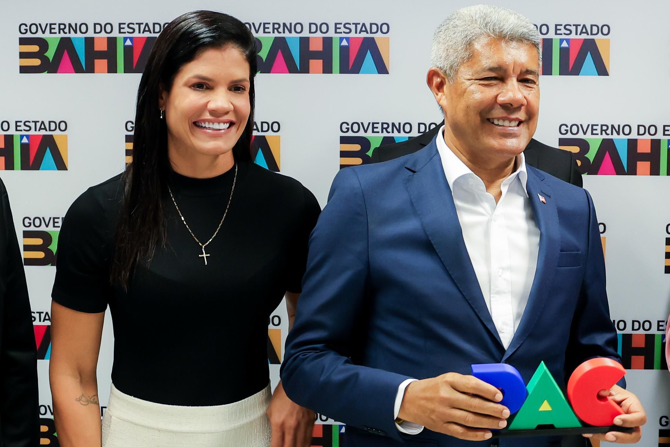 Jerônimo e Larissa entregam o sistema | Foto: Divulgação