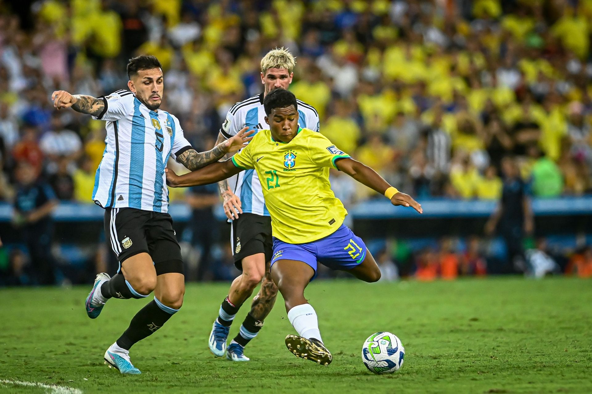 Endrick tenta chute durante Brasil x Argentina pelas Eliminatórias, no Maracanã | Créditos: Staff Images/CBF