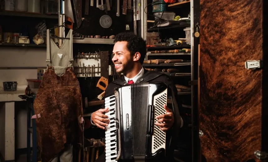 Acordeonista Junior Ferreira lança álbum solo em Salvador; show terá intérprete de Libras