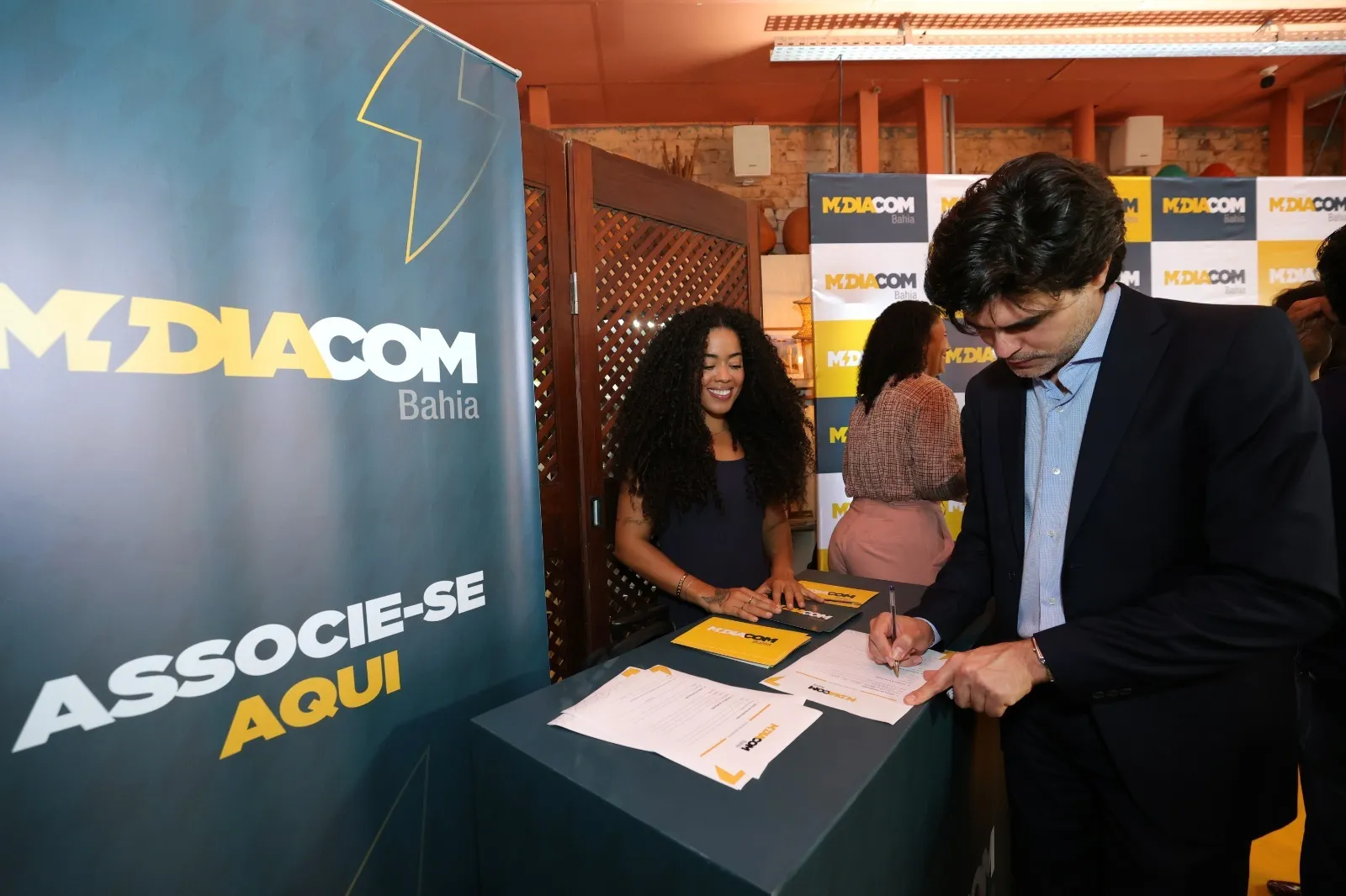 Associação MIDIACOM Bahia é lançada para fortalecer emissoras de rádio e TV