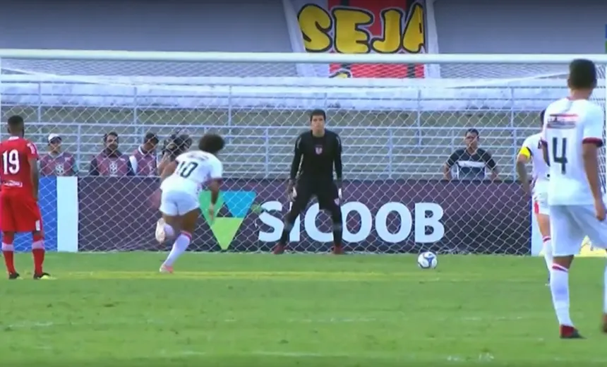 Com gol de Gedoz, Vitória consegue primeiro triunfo fora de casa e sai da zona; Bahia empata