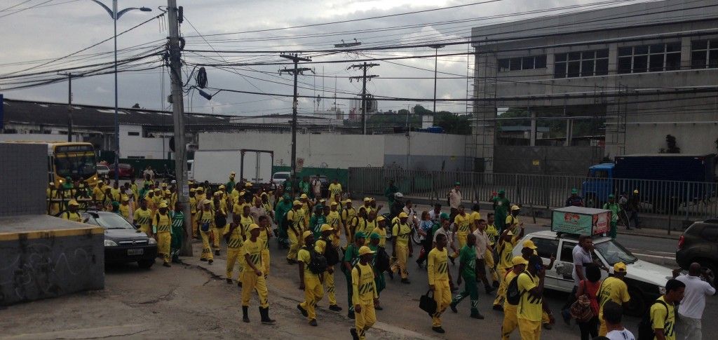 Em passeata, garis protestam contra a&ccedil;&atilde;o violenta de guardas municipais de Salvador