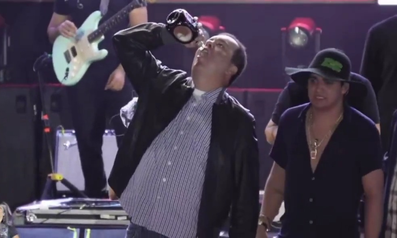Elmar Nascimento e prefeito viram litro de whisky em show de Natanzinho Lima.Foto: Repordução | X