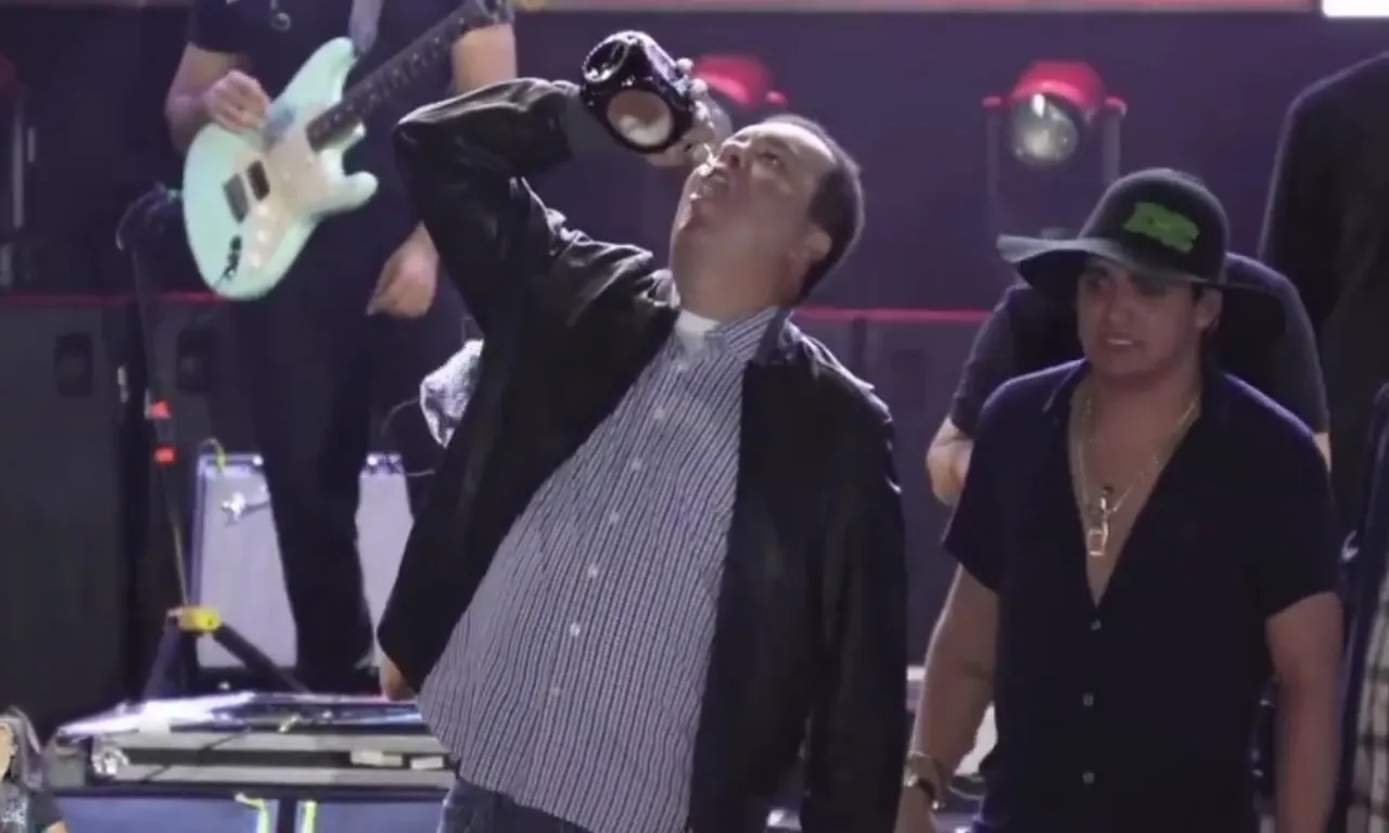 Elmar Nascimento e prefeito viram litro de whisky em show de Natanzinho Lima