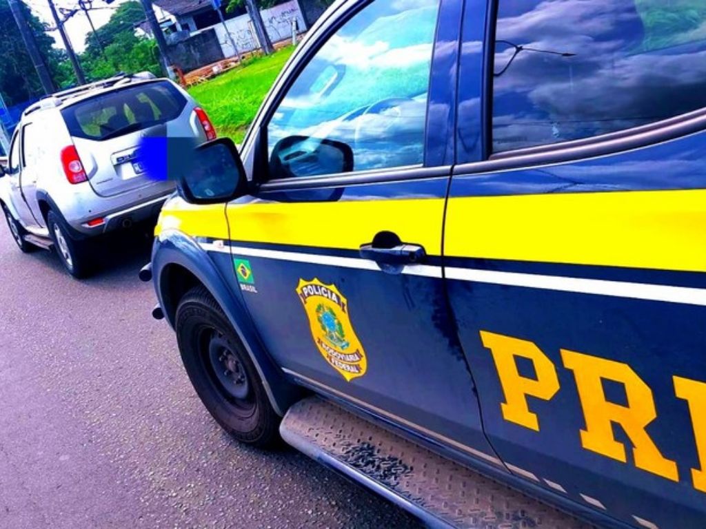 O Renault Duster roubado havia sido roubado em Salvador no dia anterior e foi encontrado com placas de outro carro. Foto: Divulgação/PRF