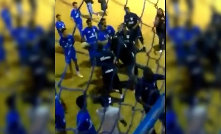 Após discussão, homem dá tapa na cara de adolescente em partida de futebol; veja vídeo