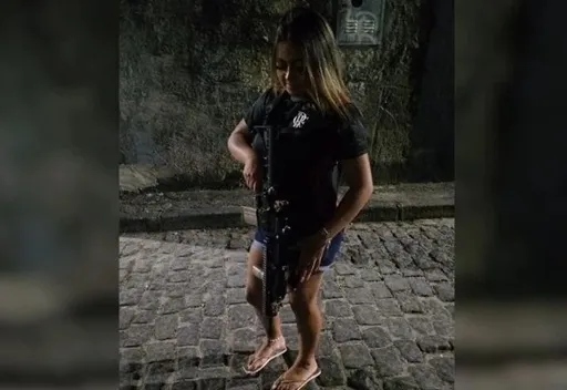 "Barbiezinha de Bangu", influencer do tráfico, é presa no RJ
