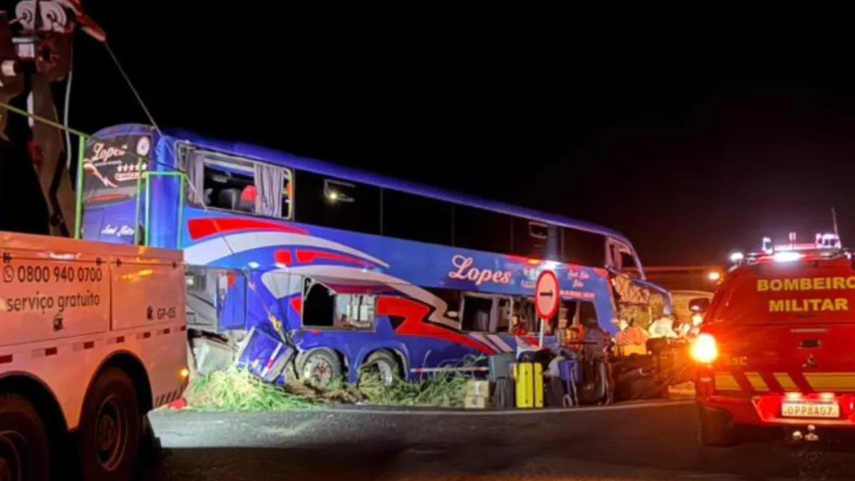Ônibus que saiu da Bahia para São Paulo bate em carreta e duas pessoas morrem