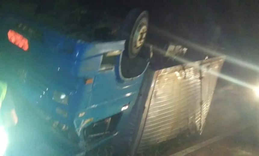 SUSTO: Dois caminhões baús tombam na BR-116, na cidade de Milagres