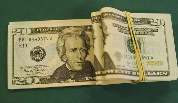 Dólar fecha no maior nível em 45 dias e bolsa de valores sobe 0,65%