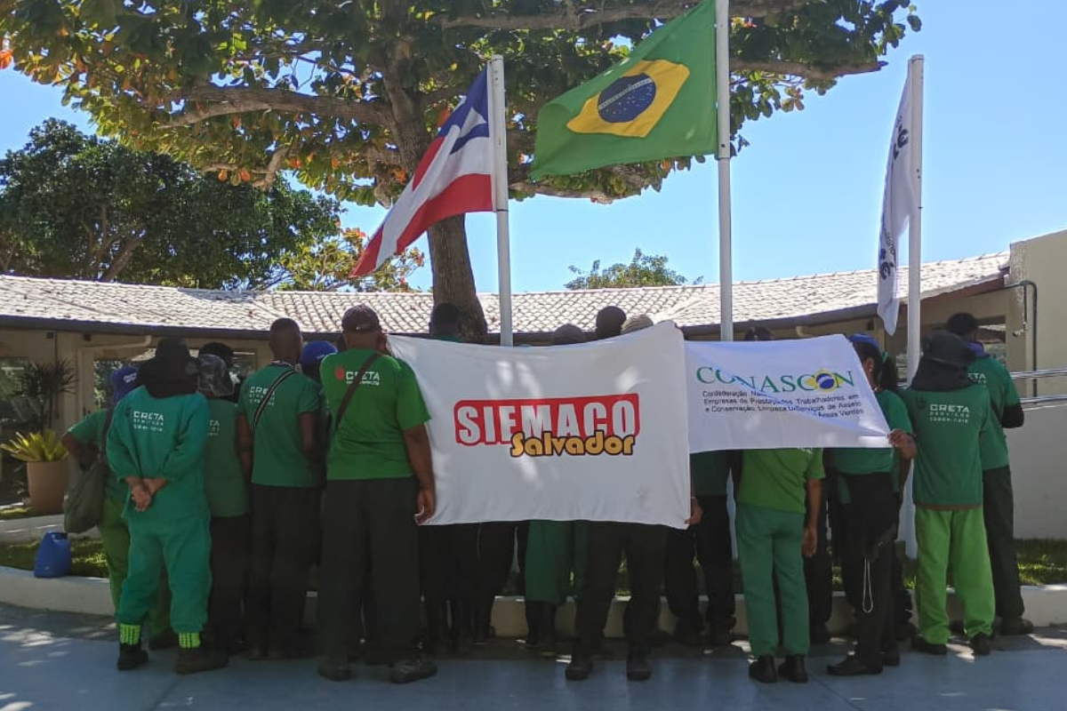 Terceirizados da Creta protestam por sal&aacute;rios atrasados. Foto: Divulga&ccedil;&atilde;o Siemaco Salvador