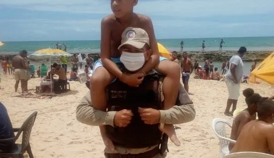 Menino se perde em praia no dia das crianças  e é ajudado por PM a encontrar mãe; "Eu sou pai e sei da aflição"