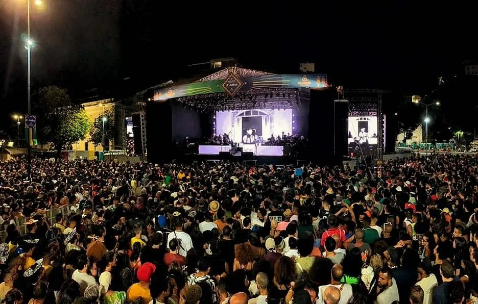 Começa o show de BaianaSystem em homenagem ao 2 de Julho