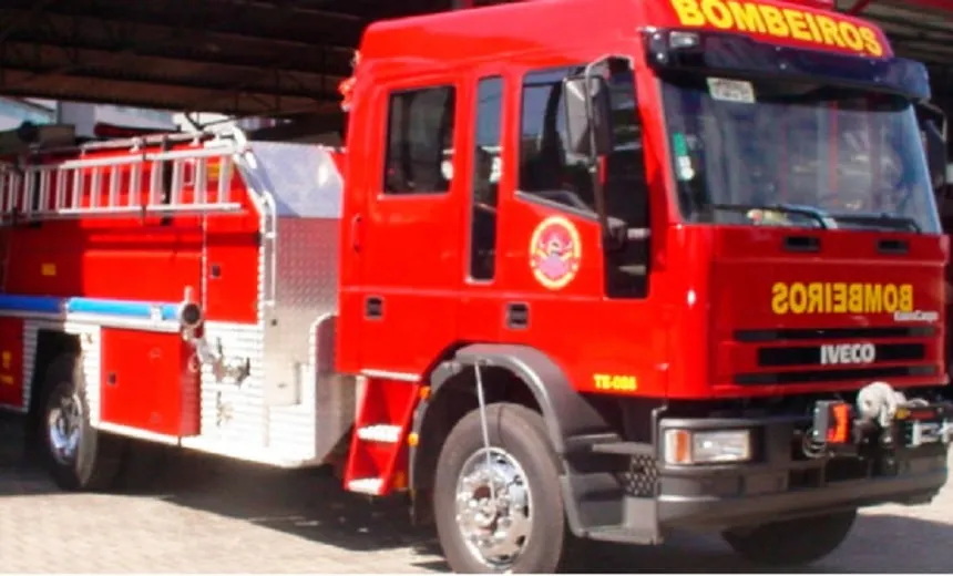 Incêndio causa grande destruição em loja de consertos de eletrônicos na Mata Escura