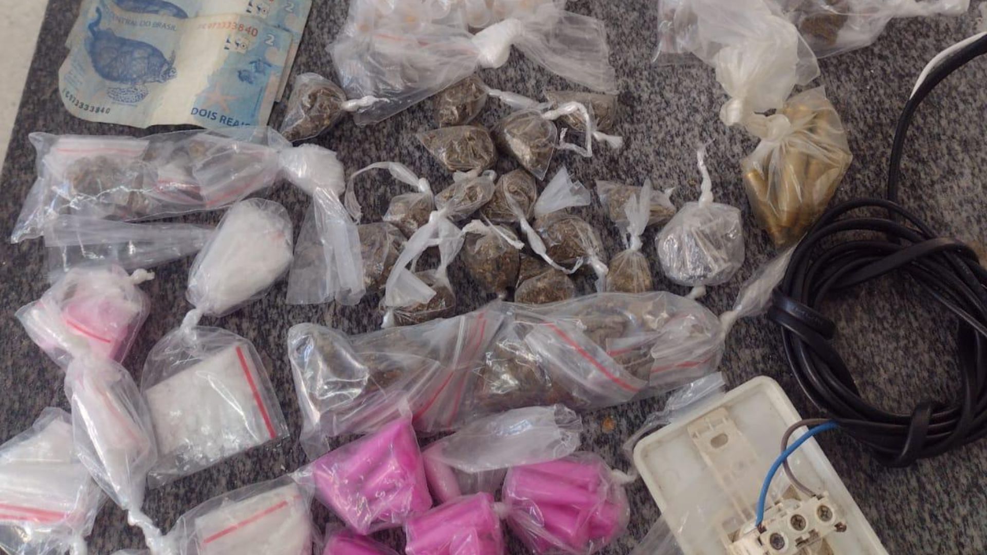 Com a suspeita de integrar uma facção criminosa, foram encontrados porções de droga. Foto: Reprodução| SSP-BA