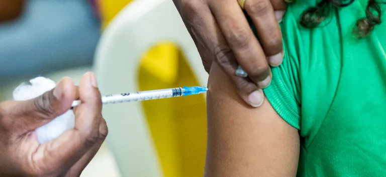 Serão disponibilizadas 35 milhões de doses da vacina, no primeiro momento