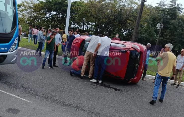 Motorista capota carro no CAB, em Salvador; veja vídeo