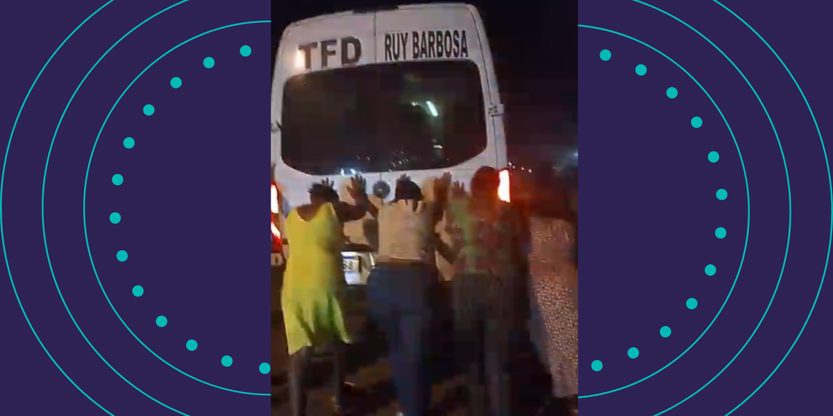 Pacientes Empurram Van Do Tfd De Ruy Barbosa Ap&oacute;s Ve&iacute;culo Ficar Sem Combust&iacute;vel Na Bahia.