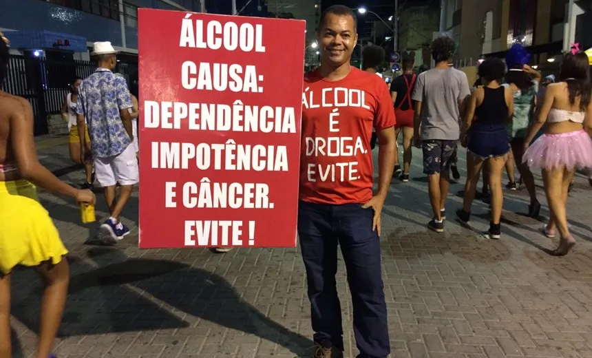 No meio da ‘bebedeira’, homem passa 10h em pé protestando contra o álcool na Barra
