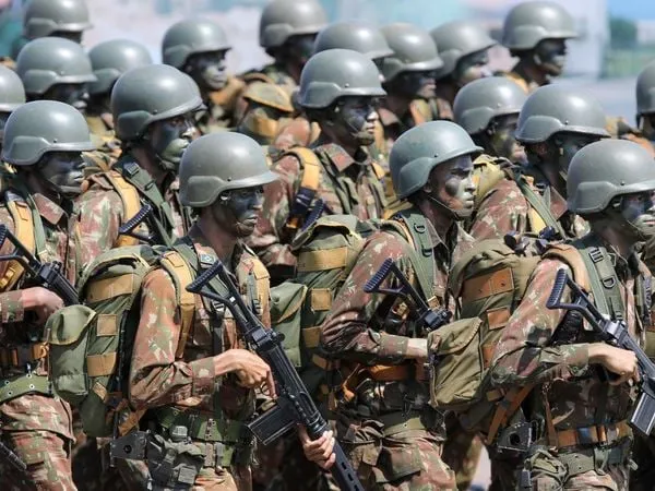 Governo Lula anuncia reajuste salarial para militares