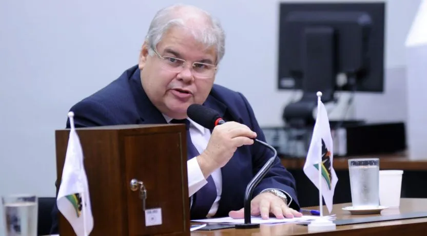 VINGADOR: Lúcio Vieira aparece dançando hit “Metralhadora”; Avalie o molejo do deputado