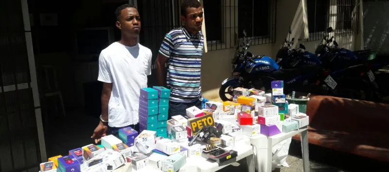 PARIPE: Dupla é presa com mais de 100 celulares após realizar assalto à loja de eletrodomésticos