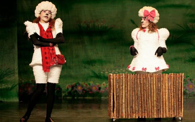 Com humor e cr&iacute;tica social, a pe&ccedil;a convida o p&uacute;blico a refletir sobre comportamento coletivo e influ&ecirc;ncia social de forma leve e divertida/Foto: Divulga&ccedil;&atilde;o&nbsp;