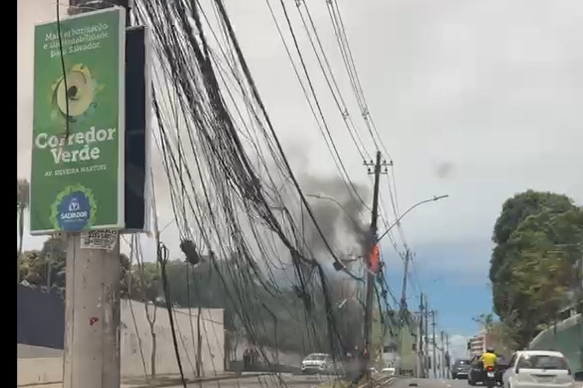 Poste pega fogo em Salvador. Foto: Reprodução Leitor Aratu On