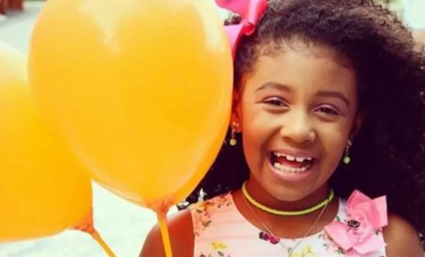 Menina de 8 anos morre vítima de bala perdida dentro de veículo