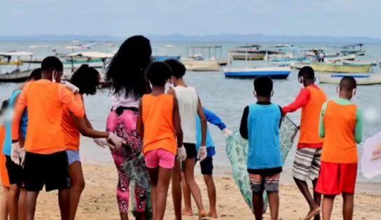 'Desapegaê': mutirão para coletar materiais e resíduos na praia de Itapuã acontece neste sábado
