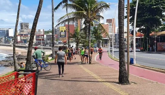 Agora: dia de sol movimenta o calçadão da Barra, em Salvador; acompanhe 