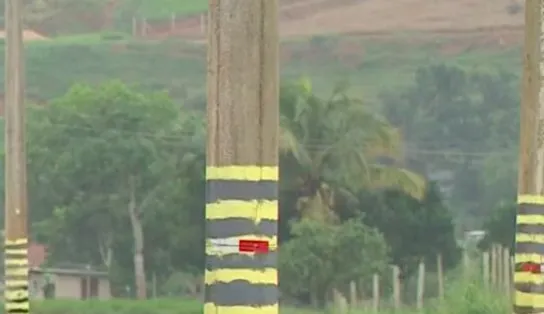 No Espírito Santo, rodovia é requalificada com direito a 'brinde': postes no meio da pista