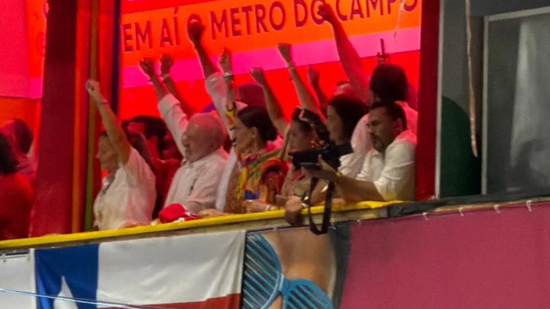 Lula pula ao som de BaianaSystem no Carnaval de Salvador
