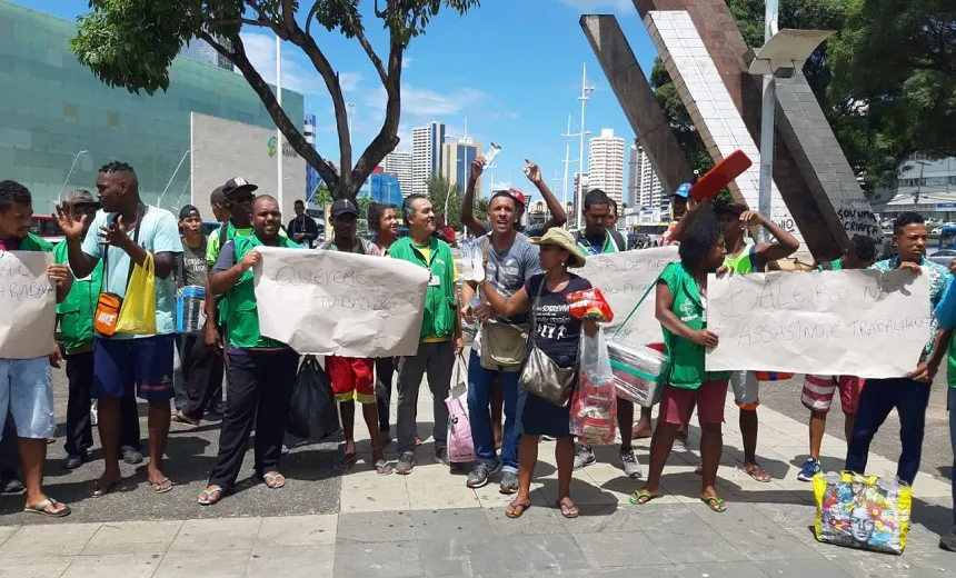 Baleiros protestam contra decisão de rodoviários de barrar entrada em coletivos