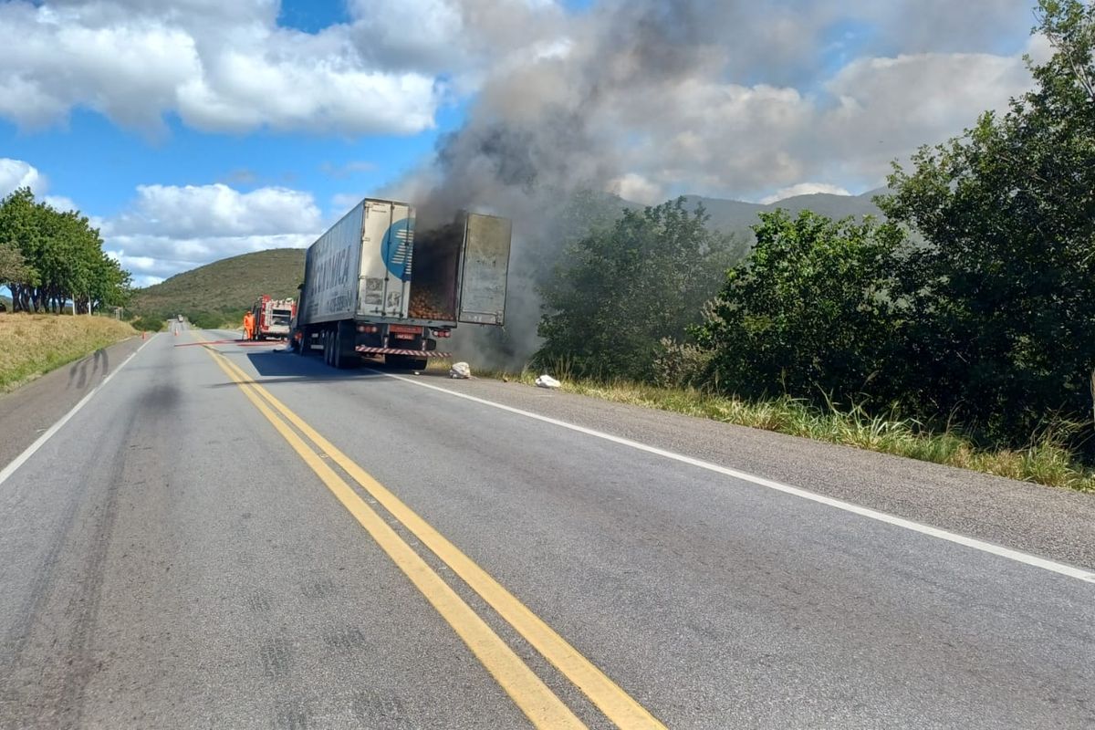 Carreta pega fogo. Foto: Reprodu&ccedil;&atilde;o